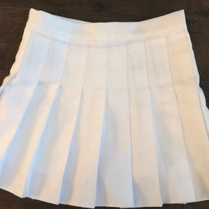 Women’s sz med white pleated skort w side zipper like new bike shorts attached
